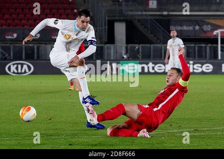 ALKMAAR, PAESI BASSI - OTTOBRE 29: Domagoj Pavicic di HNK Rijeka, Teun Koopmeiners di AZ durante la partita UEFA Europa League tra AZ e Rijeka allo stadio AFAS il 29 ottobre 2020 a Eindhoven, Paesi Bassi (Foto di Henk Seppen/Orange Pictures) Foto Stock