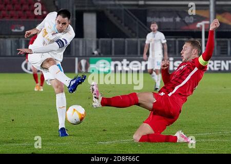 ALKMAAR, PAESI BASSI - OTTOBRE 29: Domagoj Pavicic di HNK Rijeka, Teun Koopmeiners di AZ durante la partita UEFA Europa League tra AZ e Rijeka allo stadio AFAS il 29 ottobre 2020 a Eindhoven, Paesi Bassi (Foto di Henk Seppen/Orange Pictures) Foto Stock