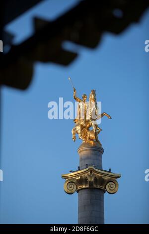 Una statua dell'eroe omonimo del paese, San Giorgio, si trova in Piazza della libertà (Piazza della libertà) a Tbilisi, Georgia, Caucaso, Europa dell'Est. Foto Stock