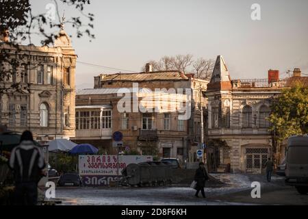 Edifici fatiscenti nel centro di Tbilisi, Georgia, Caucaso, Europa. Foto Stock