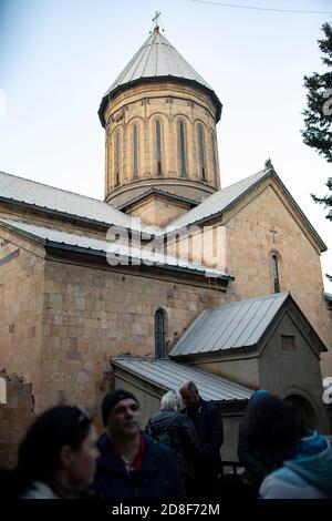 I fedeli assistono al servizio alla Cattedrale medievale di Sioni nella città vecchia di Tbilisi, Georgia, Caucaso, Europa Foto Stock