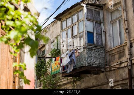 Bellissimi balconi di case nel centro di Tbilisi, Georgia, Caucaso, Europa. Foto Stock