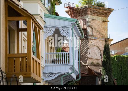 Bellissimi balconi di case nel centro di Tbilisi, Georgia, Caucaso, Europa. Foto Stock