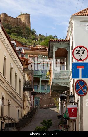 Bellissimi balconi di case nel centro di Tbilisi, Georgia, Caucaso, Europa. Foto Stock