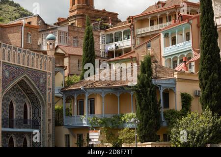 Bellissimi balconi di case nel centro di Tbilisi, Georgia, Caucaso, Europa. Foto Stock