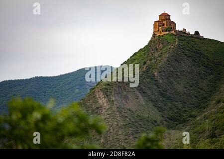 Vista esterna della chiesa di Jvari, in cima alla collina, uno dei siti più sacri della Georgia, a Mtskheta, Georgia, Caucaso, Europa. Foto Stock