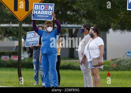 Coconut Creek, Stati Uniti. 29 Ott 2020. 29 ottobre 2020 - Coconut Creek, FL: Sostenitori al di fuori dell'evento della campagna presidenziale 2020 dell'ex Vice Presidente Joe Biden al Broward College il 29 ottobre 2020 a Coconut Creek, Florida. Credit: Maurice Ross/The Photo Access Credit: The Photo Access/Alamy Live News Foto Stock