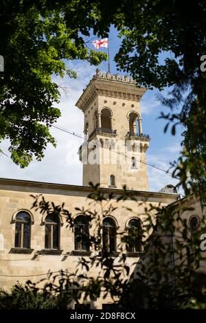 Una bandiera georgiana sorvola il Museo Joseph Stalin a Gori, Georgia, Caucaso, Europa, dove nacque l'ex sovrano sovietico. Foto Stock