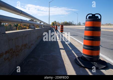 Coni di sicurezza per la costruzione di strade su una costruzione a ponte Foto Stock