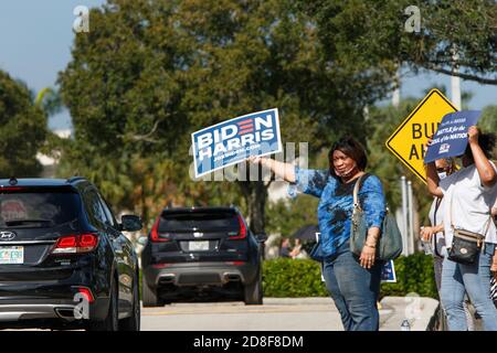 Coconut Creek, Stati Uniti. 29 Ott 2020. 29 ottobre 2020 - Coconut Creek, FL: Sostenitori al di fuori dell'evento della campagna presidenziale 2020 dell'ex Vice Presidente Joe Biden al Broward College il 29 ottobre 2020 a Coconut Creek, Florida. Credit: Maurice Ross/The Photo Access Credit: The Photo Access/Alamy Live News Foto Stock