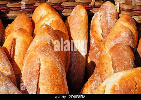 Assortimento di pane fresco artigianale in un cesto Foto Stock