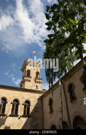 Una bandiera georgiana sorvola il Museo Joseph Stalin a Gori, Georgia, Caucaso, Europa, dove nacque l'ex sovrano sovietico. Foto Stock