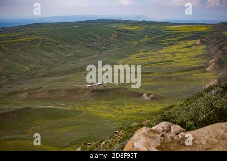 Vista nella rurale Agstafa Rayon, Azerbaigian, come visto dal monastero di Davit Gareja nella vicina Georgia, Caucaso, Europa Foto Stock