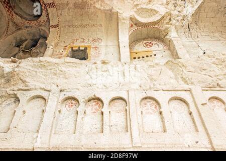 Esterno della chiesa scura a Goreme museo all'aperto in Cappadocia Foto Stock