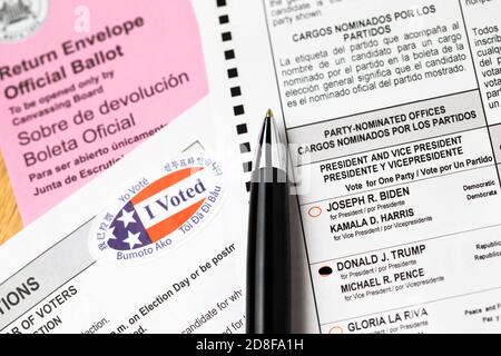 Riverside, California, USA - 10/2020: PEN laposed on Trump ha votato il voto ufficiale, busta, istruzioni e ho votato Sticker on Table nel 2020 Presi Foto Stock