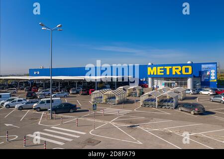 Metro negozio al dettaglio, grande centro commerciale di articoli per la casa e alimentari con parcheggio, vista aerea, copyspace Foto Stock