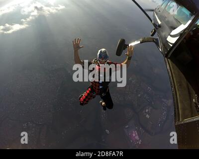 Paracadutista vestito da clown su Halloween. Foto Stock