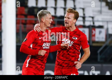 Alkmaar, Paesi Bassi. 29 Ott 2020. ALKMAAR, 29-10-2020, AFAS Stadion, calcio olandese, Europa League, stagione 2020/2021. (L-R) il giocatore di AZ Albert Gudmundsson e il giocatore di AZ Dani de WIT celebrano il 2-0 durante la partita AZ vs Rijeka Credit: Pro Shots/Alamy Live News Foto Stock