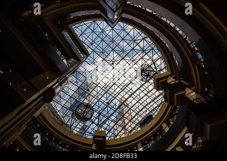 Cupola di vetro del moderno centro commerciale. Vista dal basso. Foto Stock