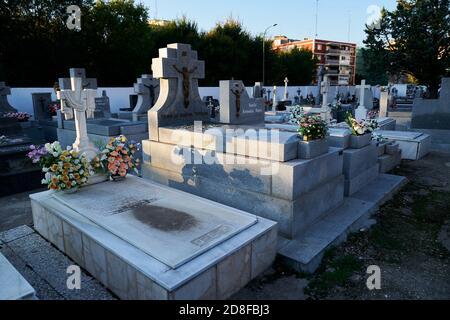 Mostoles, Spagna. 29 ottobre 2020: Le tombe si preparano per la festa di tutti i Santi al cimitero parrocchiale il 29 ottobre 2020 a Mostoles, Spagna. All Saints Day è una tradizione di festa cattolica celebrata il 1 novembre in Spagna e commemora i parenti deceduti. Credit: R.Moreno/Alfa Images/Alamy Live News Foto Stock