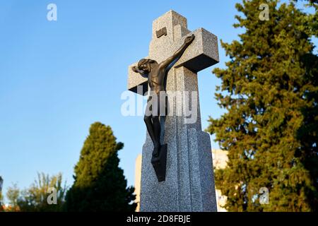 Mostoles, Spagna. 29 ottobre 2020: Le tombe si preparano per la festa di tutti i Santi al cimitero parrocchiale il 29 ottobre 2020 a Mostoles, Spagna. All Saints Day è una tradizione di festa cattolica celebrata il 1 novembre in Spagna e commemora i parenti deceduti. Credit: R.Moreno/Alfa Images/Alamy Live News Foto Stock