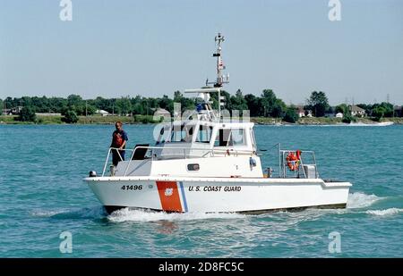 Coast Guard verifica barche su St Clair fiume al confine canadese per legge le infrazioni a Port Huron Michigan Foto Stock