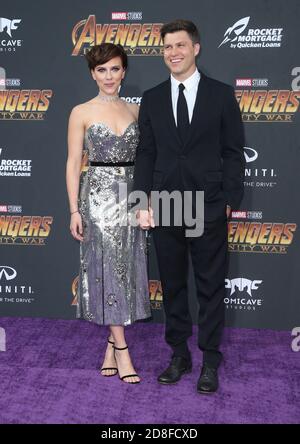 23 aprile 2018 - Hollywood, CA, Stati Uniti - 23 aprile 2018 - Hollywood, California - Scarlett Johansson e Colin Jost. Disney e Marvel ''Avengers: Infinity War'' Los Angeles Premiere tenuto al Dolby Theatre. (Immagine di credito: © F. Sadou/AdMedia via ZUMA Wire) Foto Stock