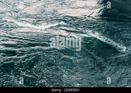 Struttura blu dell'acqua su sfondo scuro. Sfondo. Colpo di acqua di fiume di mare superficie Foto Stock
