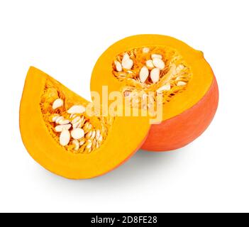 Zucca arancione fresca tagliata a metà e tagliata isolata su sfondo bianco. Primo piano di zucca decorativa Foto Stock