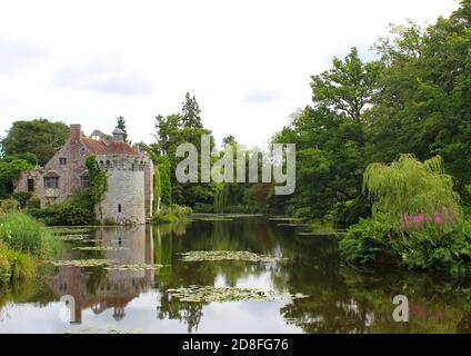 Lago e giardini Scotney Castle in estate. Questo splendido paesaggio storico si trova nella valle del fiume Bewl, vicino a Lamberhurst, nel Kent. Foto Stock