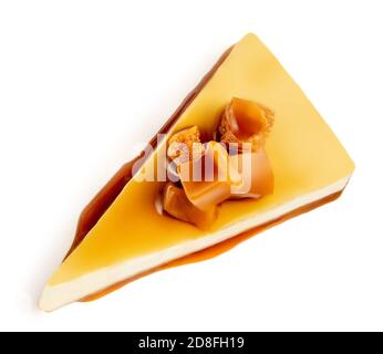 Torta di Cheesecake al caramello con salsa al caramello isolata su fondo bianco da vicino. Vista dall'alto. Disposizione piatta Foto Stock