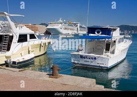 Barche da pesca sul Malecon, Acapulco Città, Stato di Guerrero, Messico, America del Nord Foto Stock