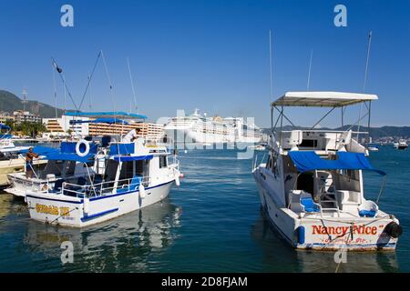 Barche da pesca sul Malecon, Acapulco Città, Stato di Guerrero, Messico, America del Nord Foto Stock