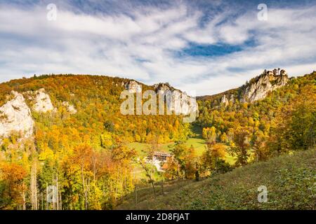 Vista colorata del castello di Bronnen sul sentiero escursionistico in Autunno nella valle del Danubio vicino a Beuron nel Sigmaringen distretto Foto Stock