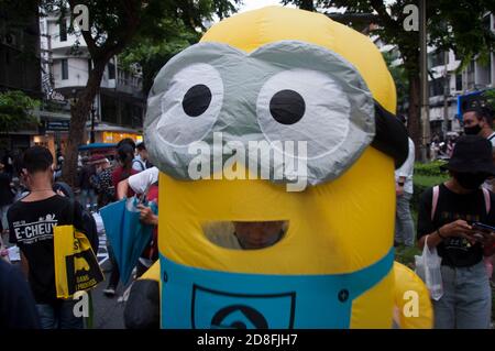 Bangkok, Thailandia. 29 Ott 2020. Durante la manifestazione, il manifestante pro-democrazia indossa il costume 'Minions' come riferimento alle 'Camicie Gialle'. Migliaia di manifestanti pro-democrazia hanno preso le strade a Silom chiedendo le dimissioni del primo ministro thailandese e la riforma della monarchia. La protesta è stata organizzata dal Free Youth Group nel tema "People's Runway" con un mock fashion 'red carpet', danza, spettacolo e musica. Credit: SOPA Images Limited/Alamy Live News Foto Stock