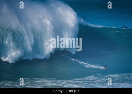 Nazare, Portogallo. 29 Ott 2020. Il surfista delle onde grandi Othmane Choufani di Marocco cavalca un'onda durante una sessione di surf al traino a Praia do Norte durante il primo grande sgozzamento della stagione invernale. Credit: SOPA Images Limited/Alamy Live News Foto Stock