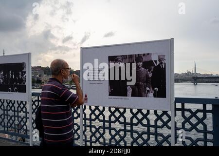 Istanbul, Turchia. 29 Ott 2020. Un uomo esamina una mostra fotografica di Atatürk, ambasciatore russo e ambasciatore azerbaigiano preparato durante il giorno della Repubblica una commemorazione della proclamazione della Repubblica di Turchia, che è stata dichiarata ufficialmente per la prima volta nel 1923 dal fondatore e primo presidente Mustafa Kemal Ataturk. Credit: SOPA Images Limited/Alamy Live News Foto Stock