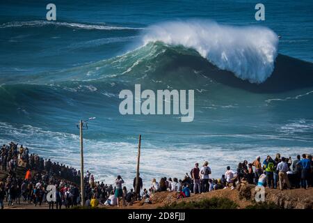 Nazare, Portogallo. 29 Ott 2020. Nonostante la pandemia COVID-19 allerta al ritiro sociale, migliaia di persone hanno partecipato al primo grande sgorgio della stagione invernale a Praia do Norte. Credit: SOPA Images Limited/Alamy Live News Foto Stock