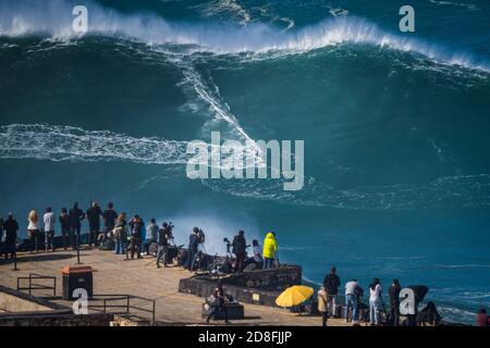 Nazare, Portogallo. 29 Ott 2020. Il surfista della Big WAVE Pedro Scooby dal Brasile cavalca un'onda durante una sessione di tow surf a Praia do Norte nel primo grande sgozzamento della stagione invernale. Credit: SOPA Images Limited/Alamy Live News Foto Stock