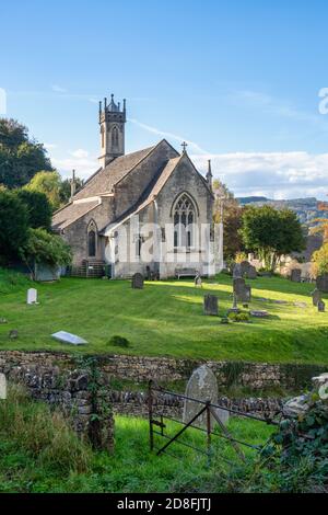 Chiesa di San Giovanni Apostolo nel pomeriggio luce autunnale. Sheepscombe, Cotswolds. Gloucestershire, Inghilterra Foto Stock