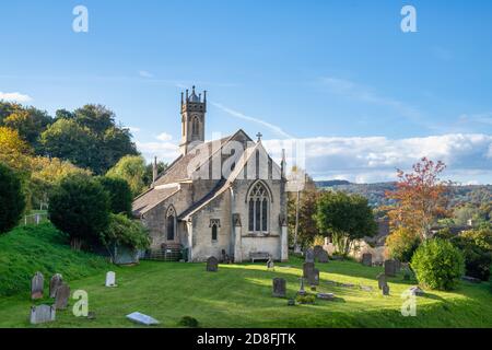 Chiesa di San Giovanni Apostolo nel pomeriggio luce autunnale. Sheepscombe, Cotswolds. Gloucestershire, Inghilterra Foto Stock