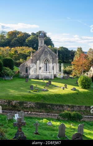 Chiesa di San Giovanni Apostolo nel pomeriggio luce autunnale. Sheepscombe, Cotswolds. Gloucestershire, Inghilterra Foto Stock