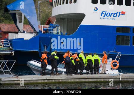 Ferry & Tour in Barca, Flam Village, Sognefjorden, Fiordi Occidentali, Norvegia e Scandinavia Foto Stock