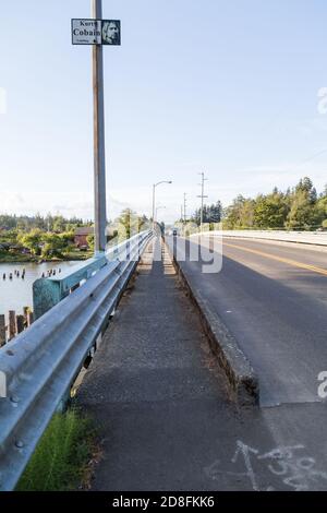 Young Street Bridge è un ponte sul fiume Wishkah sopra il Kurt Cobain Memorial Park, nel quartiere nord-est di Aberdeen, Washington USA. Foto Stock