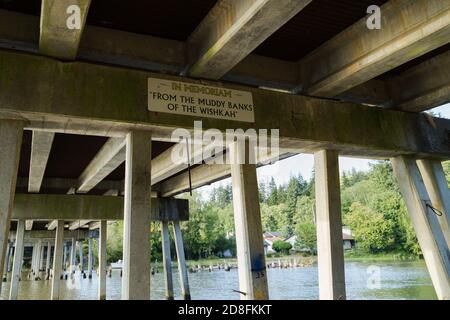 Sotto il Ponte di Young Street al Kurt Cobain Memorial Park situato ad Aberdeen, WA, USA, c'è una targa scritta uno dei titoli di Nirvana. Foto Stock