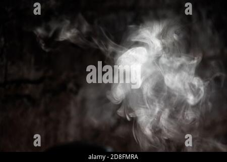 Fumo bianco isolato su sfondo nero. Immagine del fumo Foto Stock