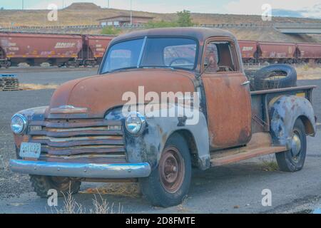 Una collezione di camion antichi pronti per essere restaurati a Sprague, Washington Foto Stock