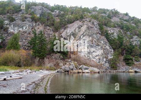 Le scogliere rocciose sopra la riva di Watmough Bay sull'isola di Lopez, Washington, USA Foto Stock