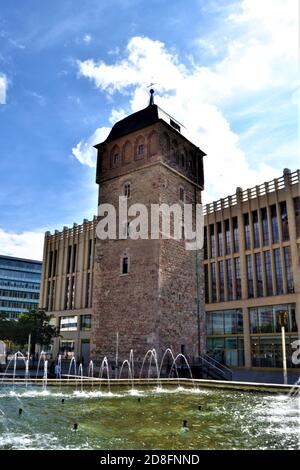 Antica Torre Rossa a Chemnitz, Germania. Roter turm (Torre Rossa) e la fontana di fronte ad essa in Chemnitz. Foto Stock