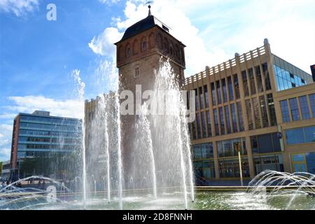 Antica Torre Rossa a Chemnitz, Germania. Roter turm (Torre Rossa) e la fontana di fronte ad essa in Chemnitz. Foto Stock